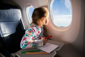 كيف تطير مع طفل على متن طائرة: حيل الحياة للسفر في فصل الشتاء