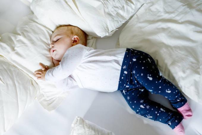 كم من النوم ينبغي الطفل: طاولة مفيدة
