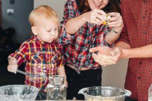 الشيف الخاص بك: 5 أسباب لتعليم طفلك الطبخ