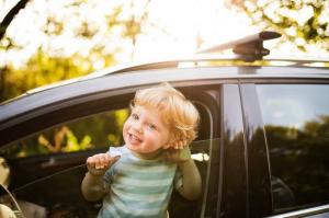 لماذا لا يمكن ترك الأطفال لوحدهم داخل السيارة في الصيف