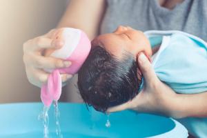 كيف تستحم المولود الجديد: هل يمكنك معرفة أم الجلد