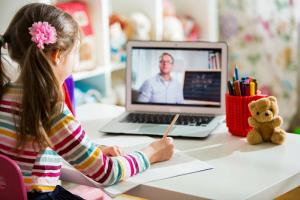 كيف تختار مدرسًا عبر الإنترنت لطفلك