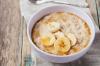 ماذا تطبخ لوجبة الإفطار للطفل: عصيدة الذرة مع الموز (وصفة)
