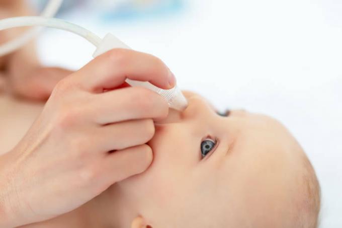 هل من الممكن تقطير حليب الثدي في أنف الطفل: يجيب الدكتور كوماروفسكي