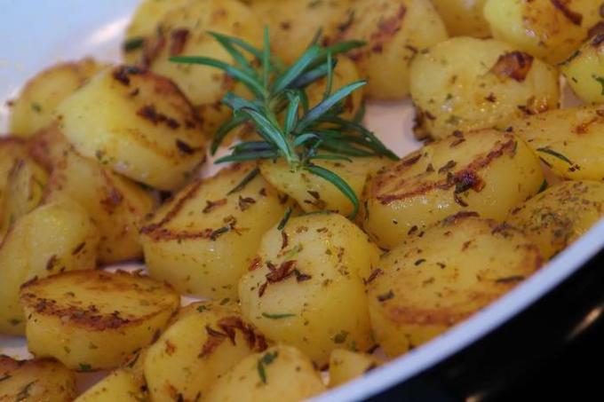 البطاطس الملكية بالثوم والأعشاب: وصفة ستفوز بها
