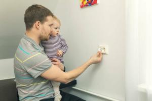 13 سر من أسرار السلامة الكهربائية لطفل تنساها