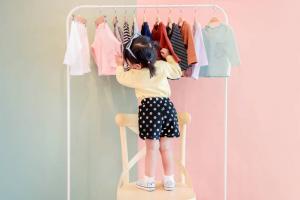 8 طرق فعالة لتعليم الطفل على ارتداء ملابسه