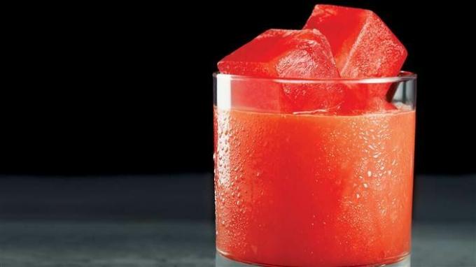 الطماطم عصير مع الجليد