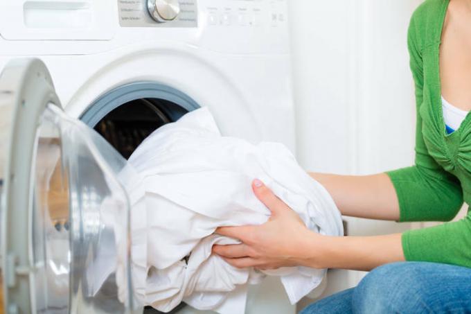 كيفية تبييض الملابس الباهتة: 5 طرق سهلة