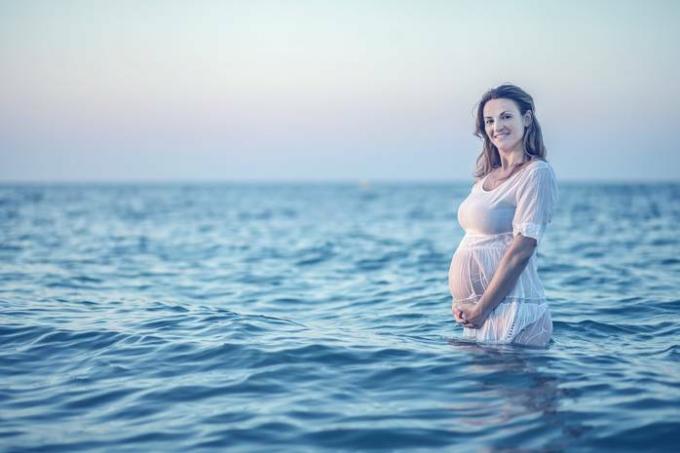 كيفية اختيار ملابس السباحة المناسبة للمرأة الحامل: أهم النصائح