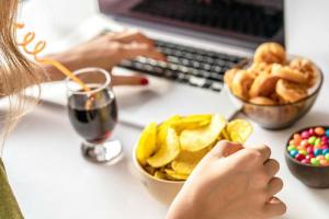 كيفية التوقف عن تناول الإجهاد: أهم 5 طرق للتحكم في الإفراط في تناول الطعام