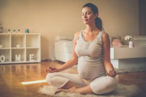 اليوغا للأمهات الحوامل يساعد في الولادة
