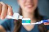يقدم الخبراء نصائح حول كيفية اختيار معجون أسنان فعال وآمن