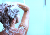 9 أخطاء أثناء غسل الشعر بالشامبو