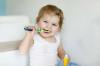 أهم 5 خرافات يؤمن بها الآباء حول أسنان الطفل