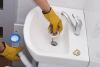 3 طرق لتنظيف انسداد في الحوض والحمام بالوعة