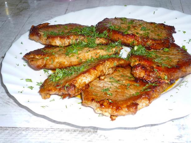 شرائح اللحم المصنعة في مقلاة