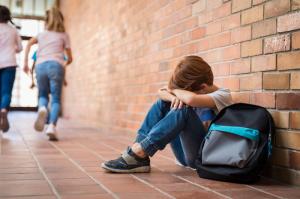ما إذا كان الطفل يتعرض للتخويف في المدرسة: نصائح للآباء والأمهات