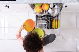 كيف تغسل الصحون بشكل صحيح في غسالة الصحون